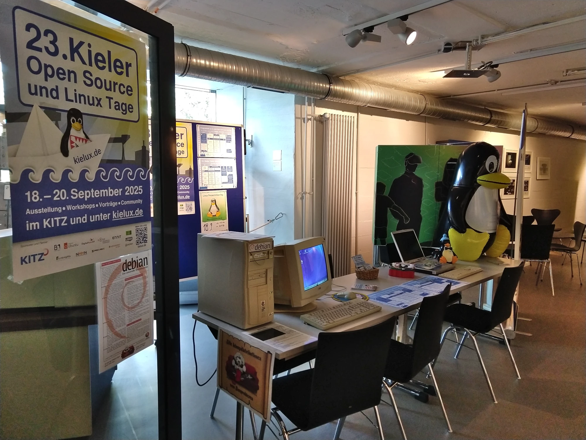 Der Kielux-Stand im Computermuseum der FH Kiel vor dem Beginn der Nacht der Museen (Foto: CC-By-SA Maren Hachmann) Der Kielux-Stand im Computermuseum der FH Kiel vor dem Beginn der Nacht der Museen (Foto: CC-By-SA Maren Hachmann)
